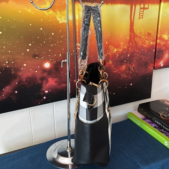 Mia K. Paloma Vegan Leather Bag and Wallet - Picture 5 of 13